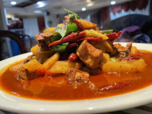 中国新疆ウイグル自治区で食べられるウマ辛い料理のルーツとは？